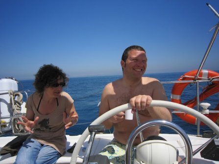 Pietro al timone di Premuda, la nostra barca a vela