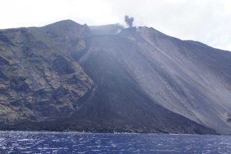 Fotografia numero 6 di Giorgio "STROMBOLI: SCIARRA DI FUOCO VISTA DI GIORNO" del 25 Agosto 2012 STROMBOLI: SCIARRA DI FUOCO VISTA DI GIORNO